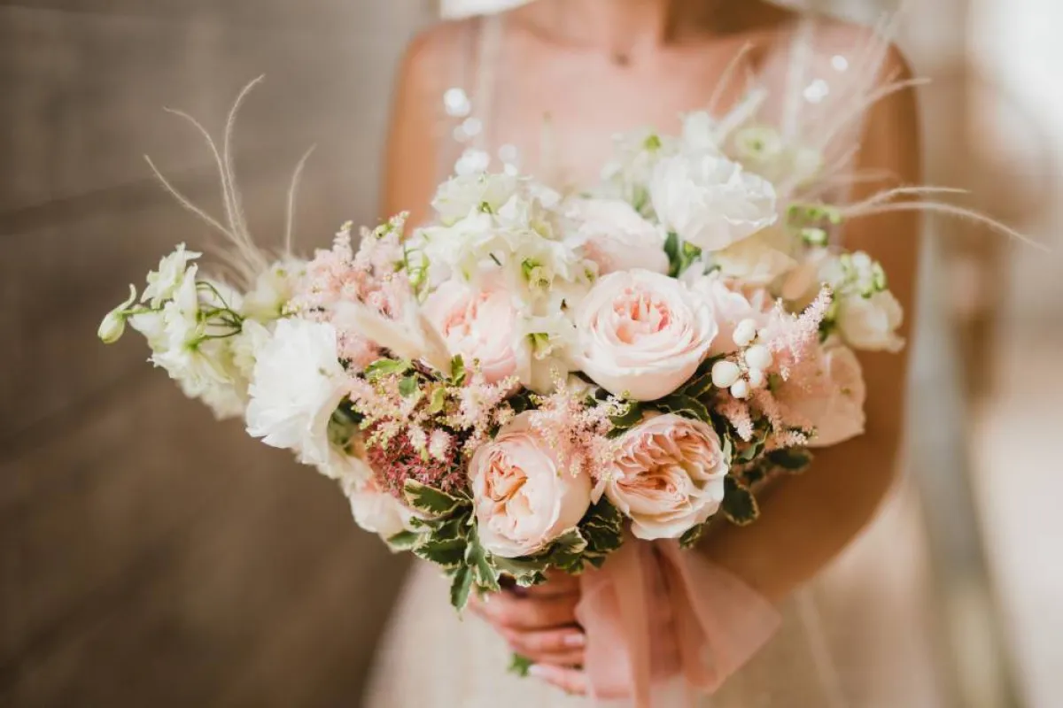 باقة العروس منسّقة بصورة ناعمة