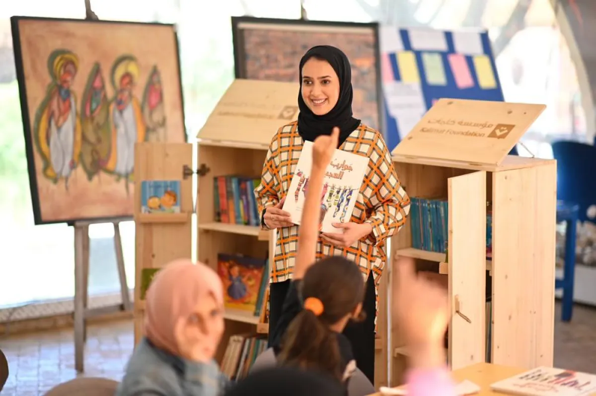 ريم جاسم تقرأ قصة جوارب أمي العجيبة. الصورة من "وام"