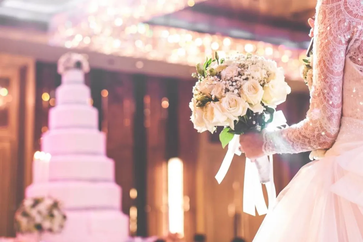 "بوكيه" العروس ينسجم مع ديكور صالة الأفراح