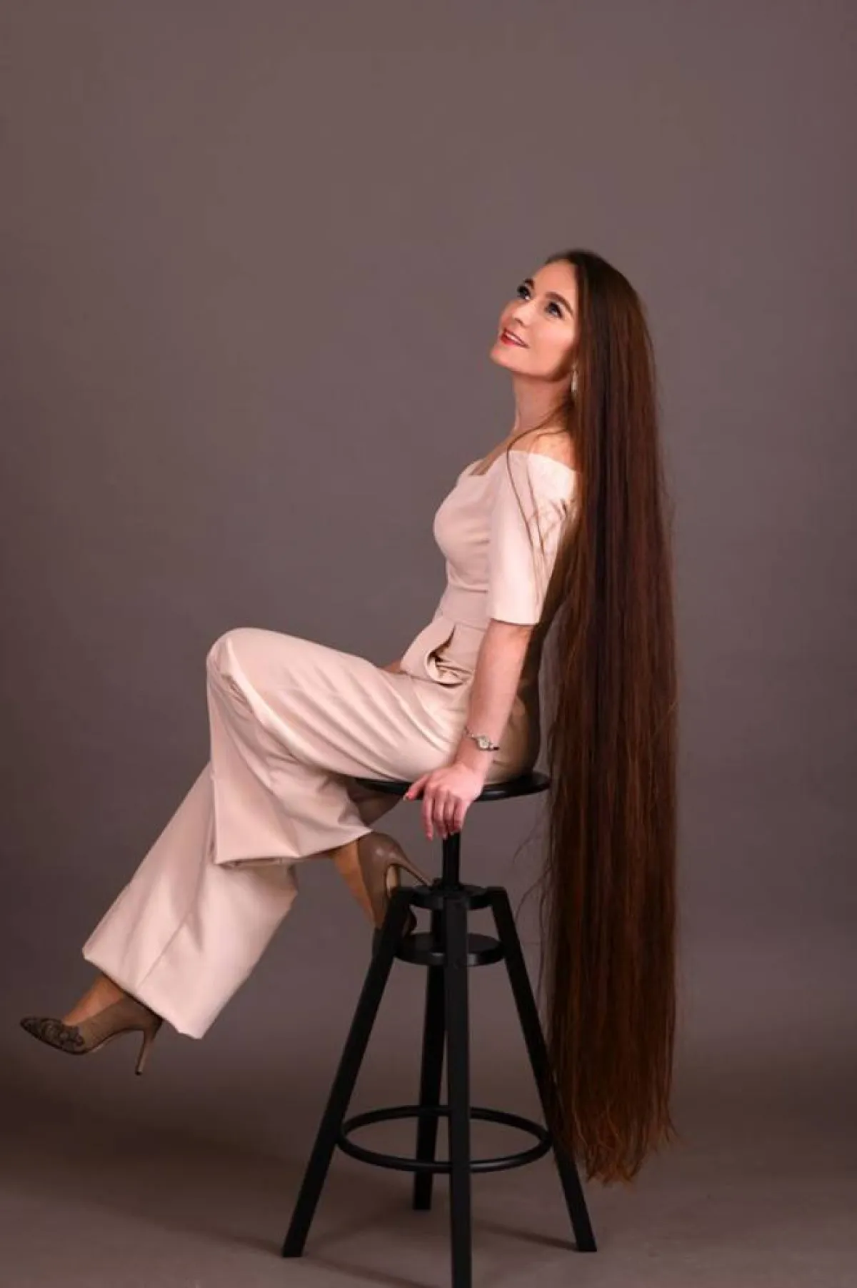 طلبات للمسه.. ربانزل الأوكرانية توضح 3 أسباب لطول شعرها البالغ 5 أقدام