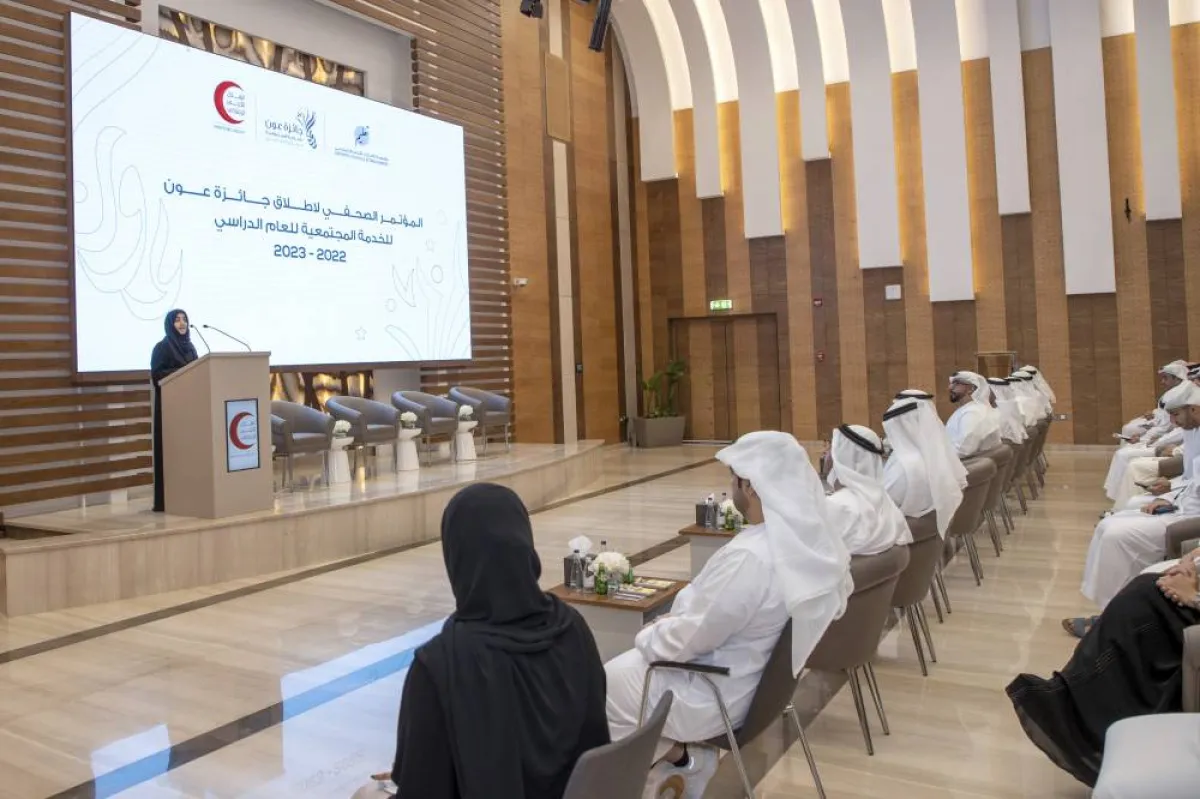 الهلال ومؤسسة الإمارات للتعليم المدرسي تطلقان جائزة "عون". الصورة من "وام"