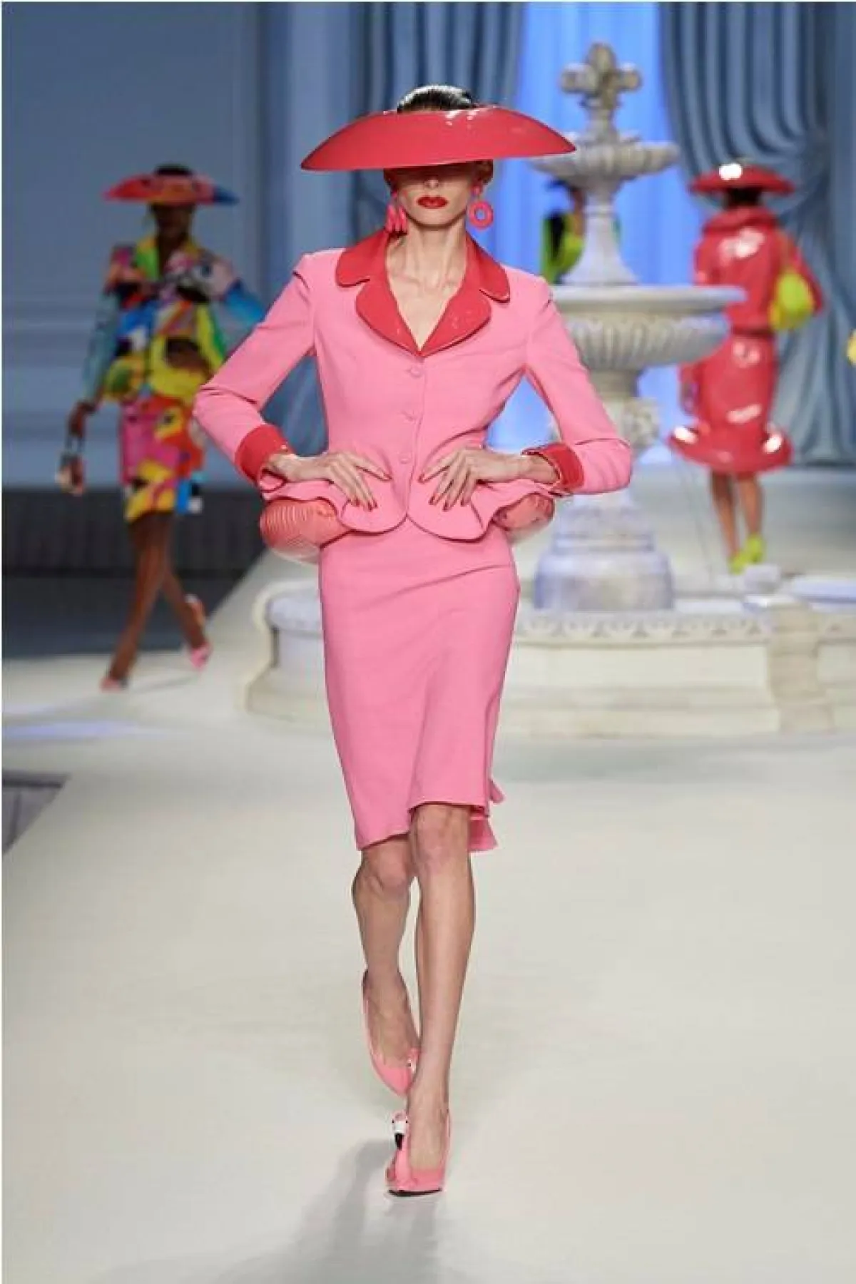 تنورة باللون الزهري 2022 من موسكينو Moschino