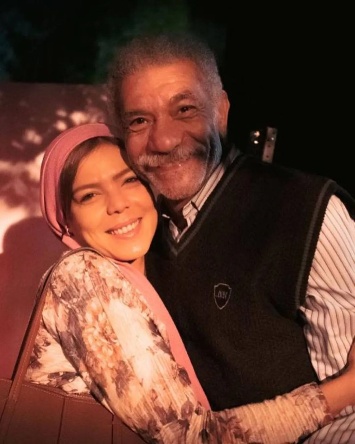 ناهد السباعي برفقة سيد رجب في كواليس فيلم "19 ب" - صورة من صفحة الفنانة ناهد السباعي على 