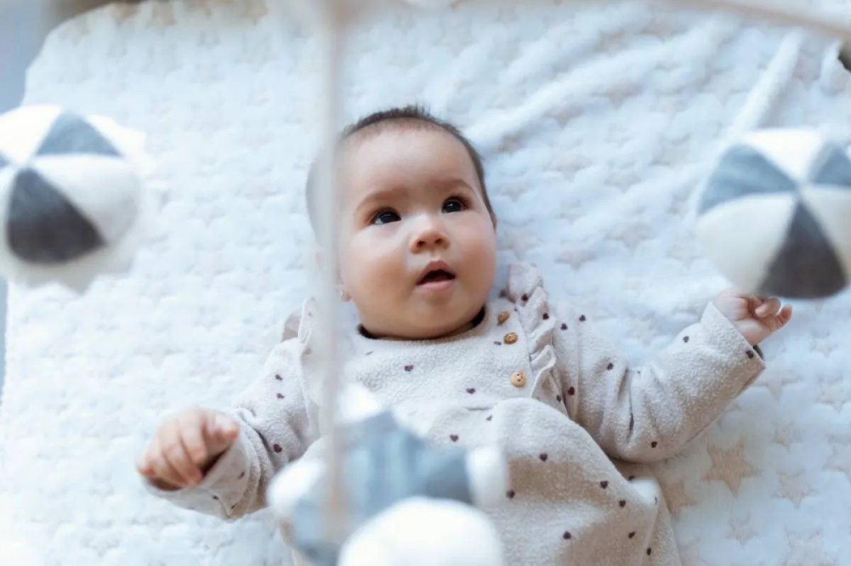 صورة لرضيع يتواصل مع من حوله بذكاء