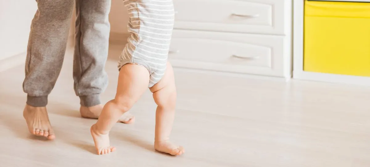 صورة لمولود يمشي