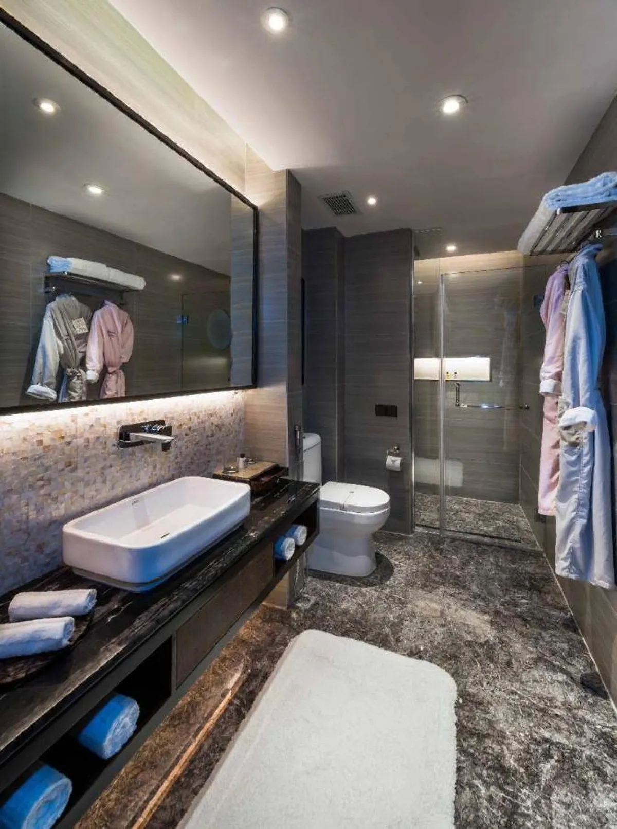 الرخام يضفي فخامة على جمامات غرف فندق بريرا الدمام