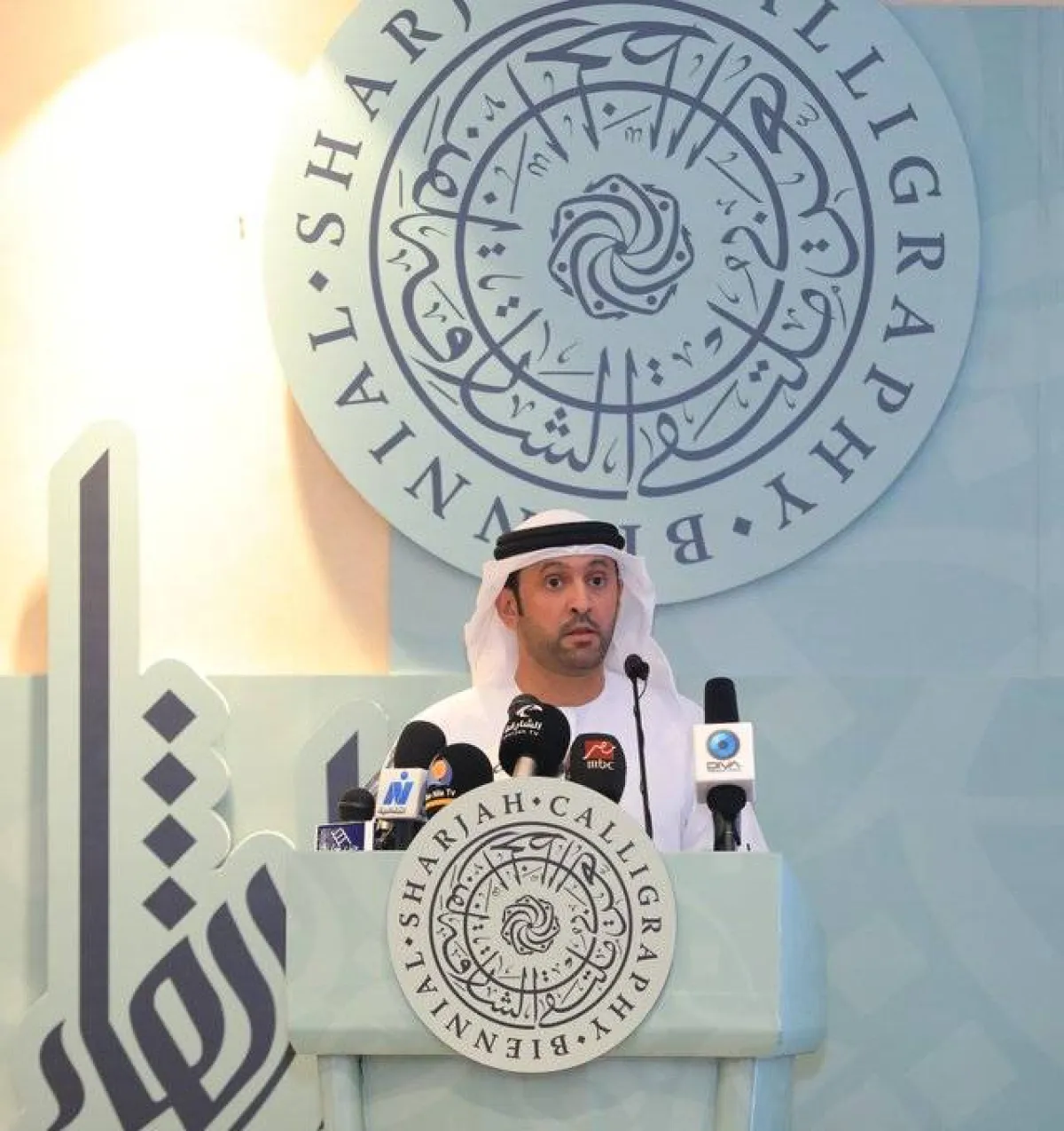 718 عملا فنيا لـ231 فنانا من دول العالم يشاركون في ملتقى الشارقة للخط. الصورة من "وام"