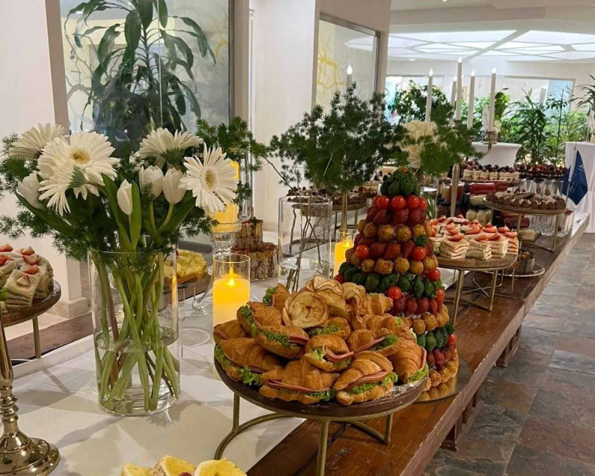 طاولة من تنسيق مشعل عجاج