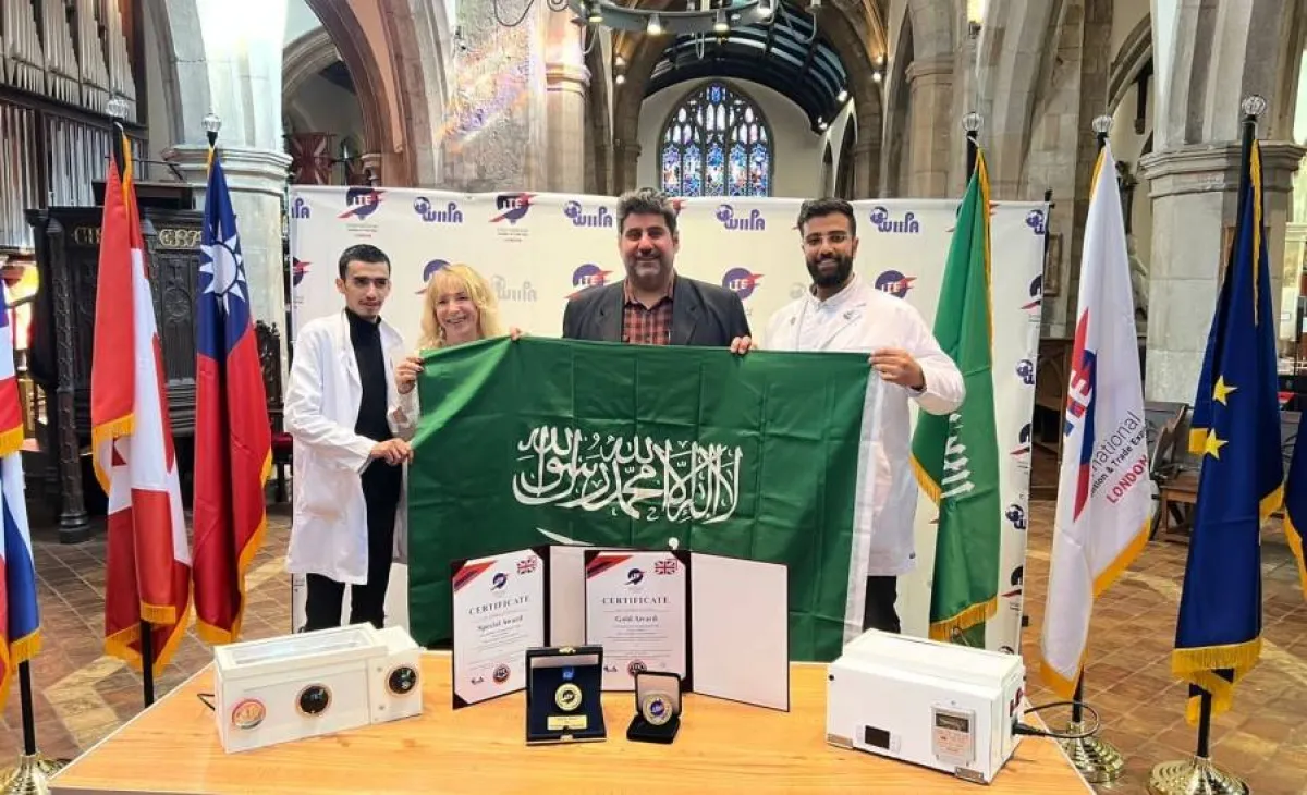 جامعة المجمعة تحصد الميدالية الذهبية وجائزة الابتكار المميز في معرض الابتكارات الدولي بلندن- الصورة من حساب الجامعة على تويتر