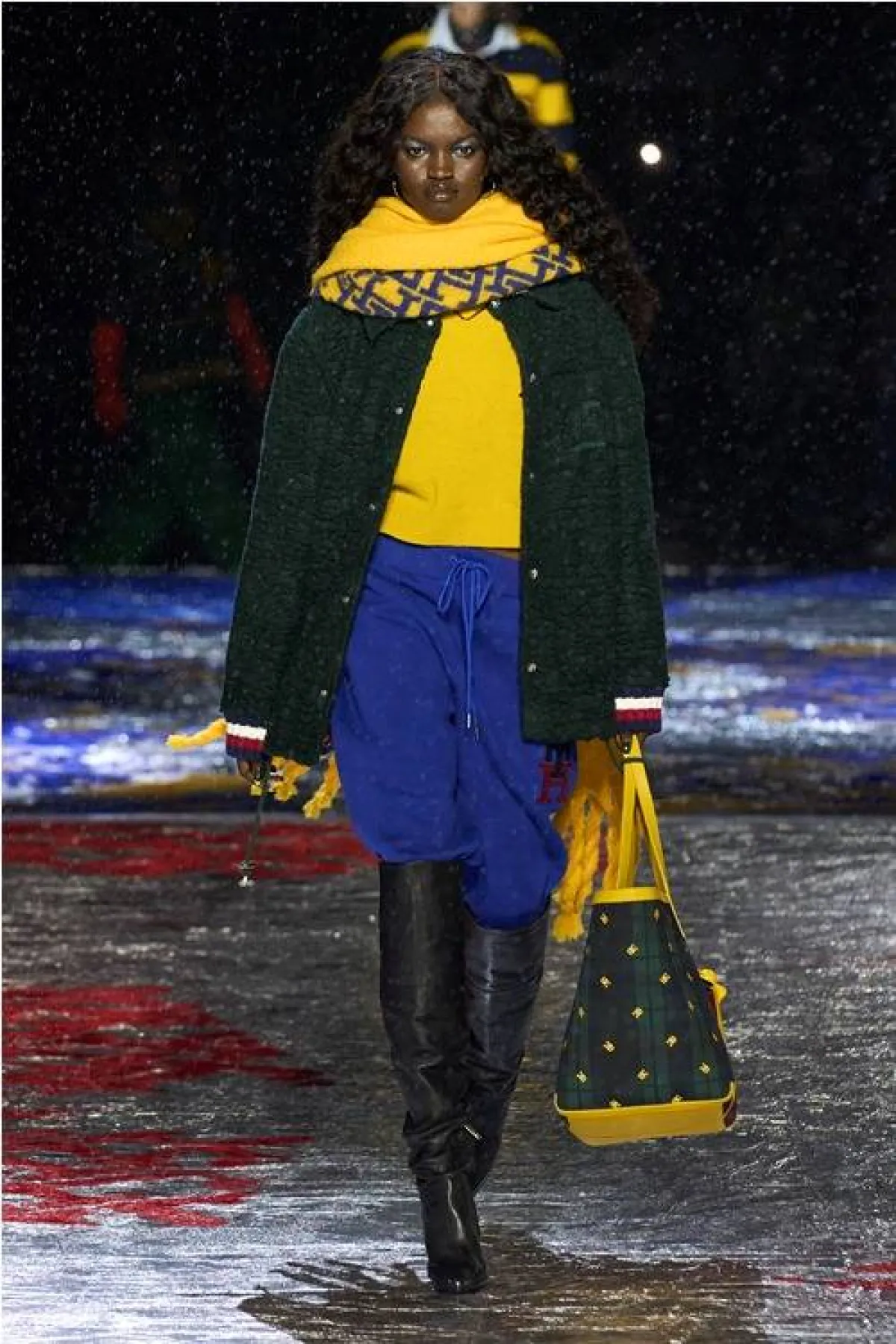 تنسيق الأخضر مع الأصفر من تومي هيلفيغر «Tommy Hilfiger»