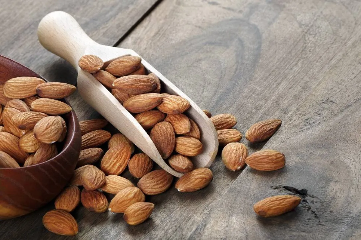 اللوز لمحاربة البقع