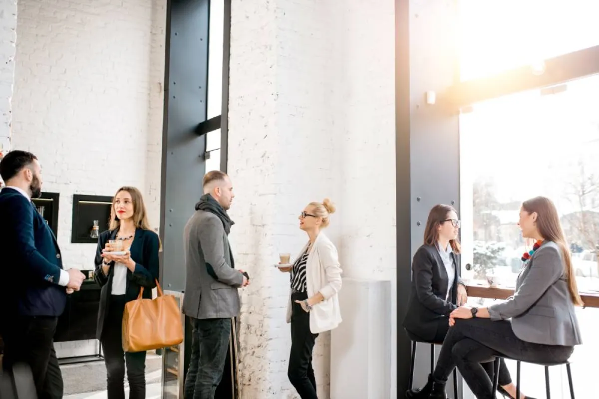 بناء العلاقات في الحياة المهنيّة يقود إلى تقلّد المناصب