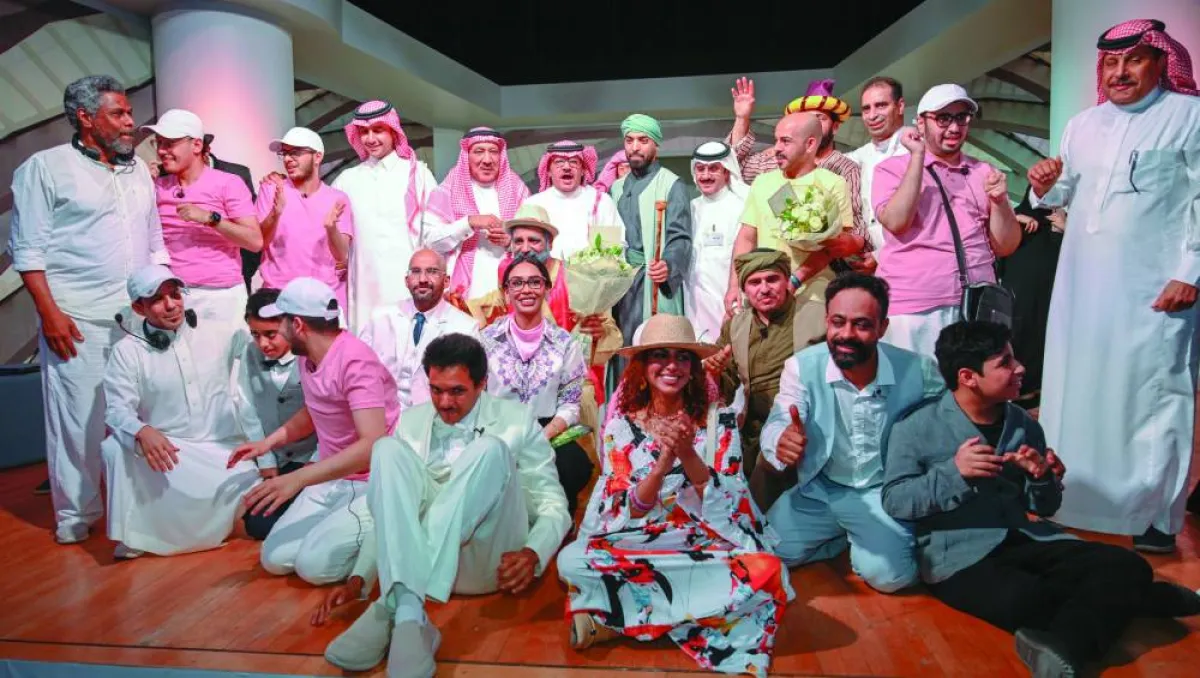 الأمير سعود بن عبدالعزيز بن فرحان آل سعود مع طاقم العمل