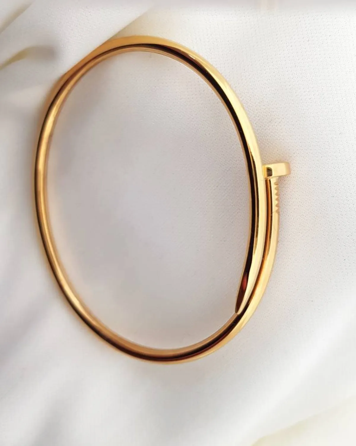 سوار ذهب على شكل مسمار من إليجانت جيويل بوكس Elegant Jewel Box