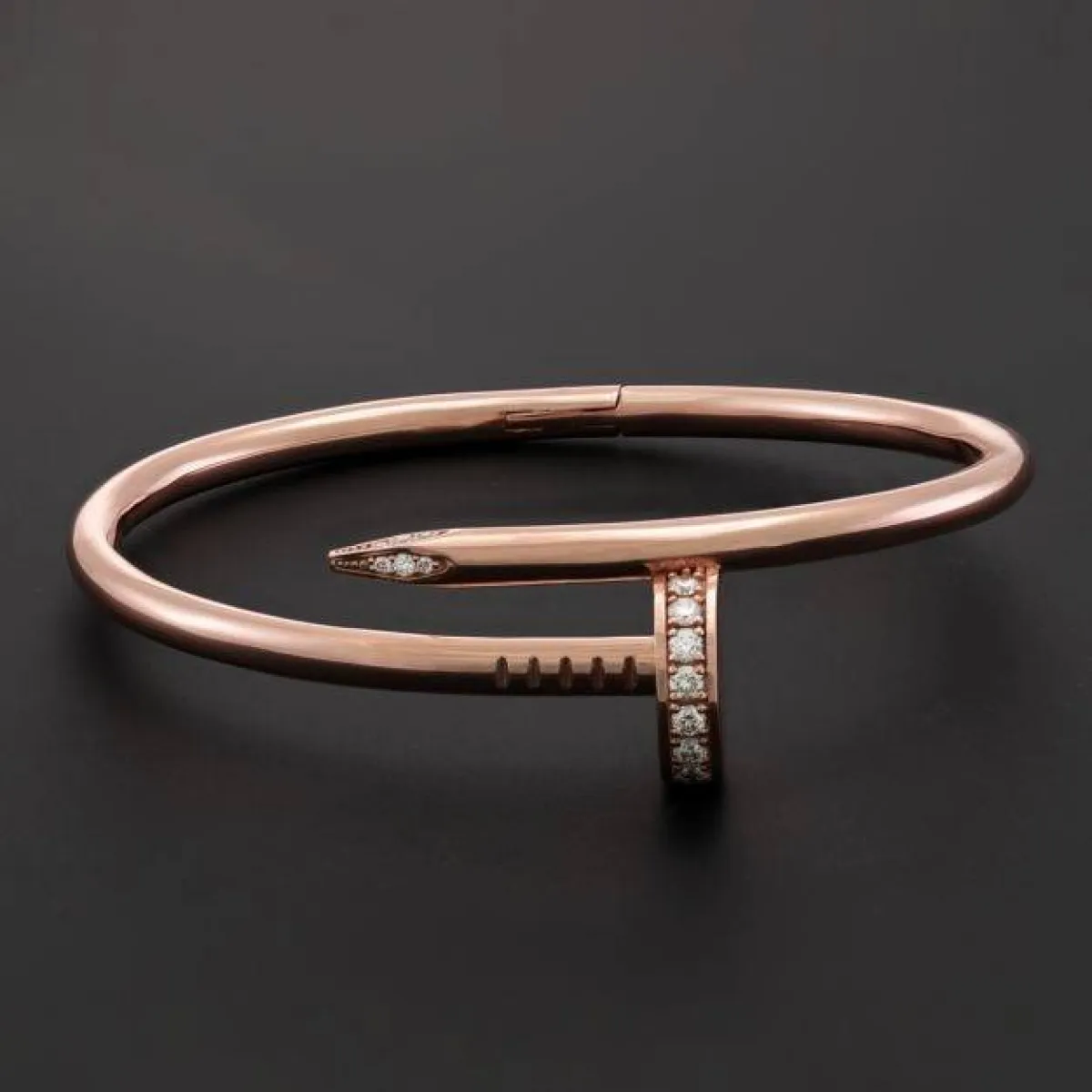 سوار ذهب على شكل مسمار من مجوهرات هاتون Jewellers Hatton