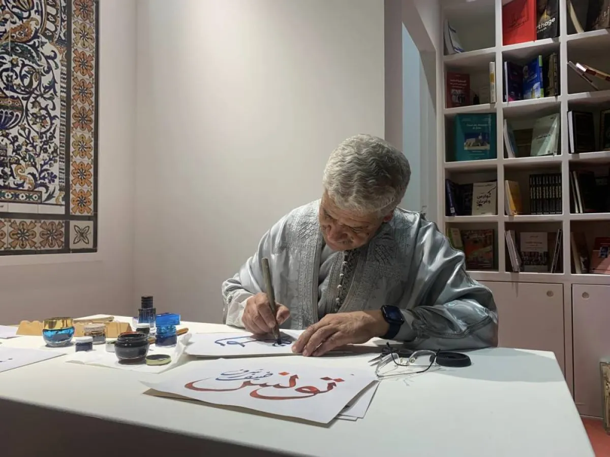 خطاط تونسي كان حاضرا في معرض الكتاب