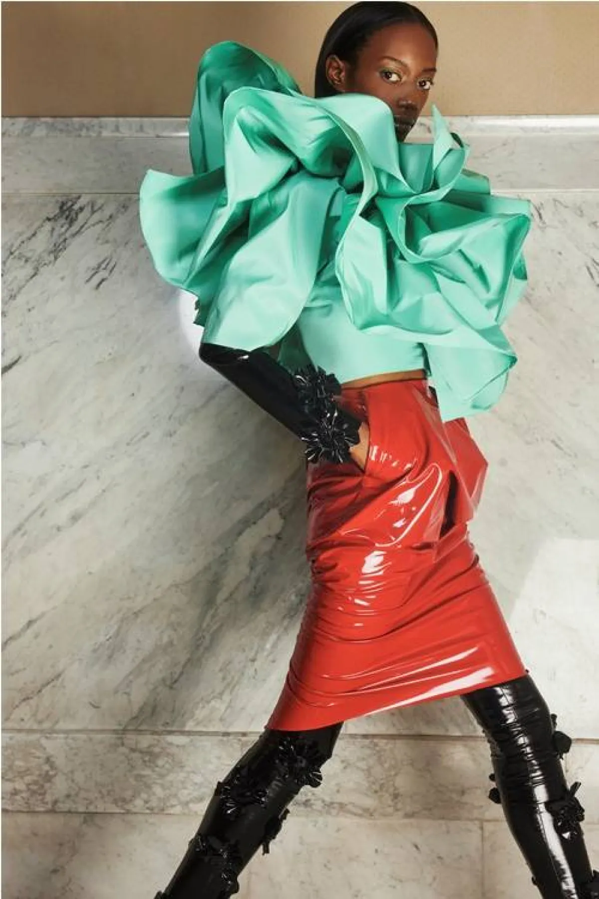 تنسيق التنورة الجلد، من جريتا قسطنطين Greta Constantine