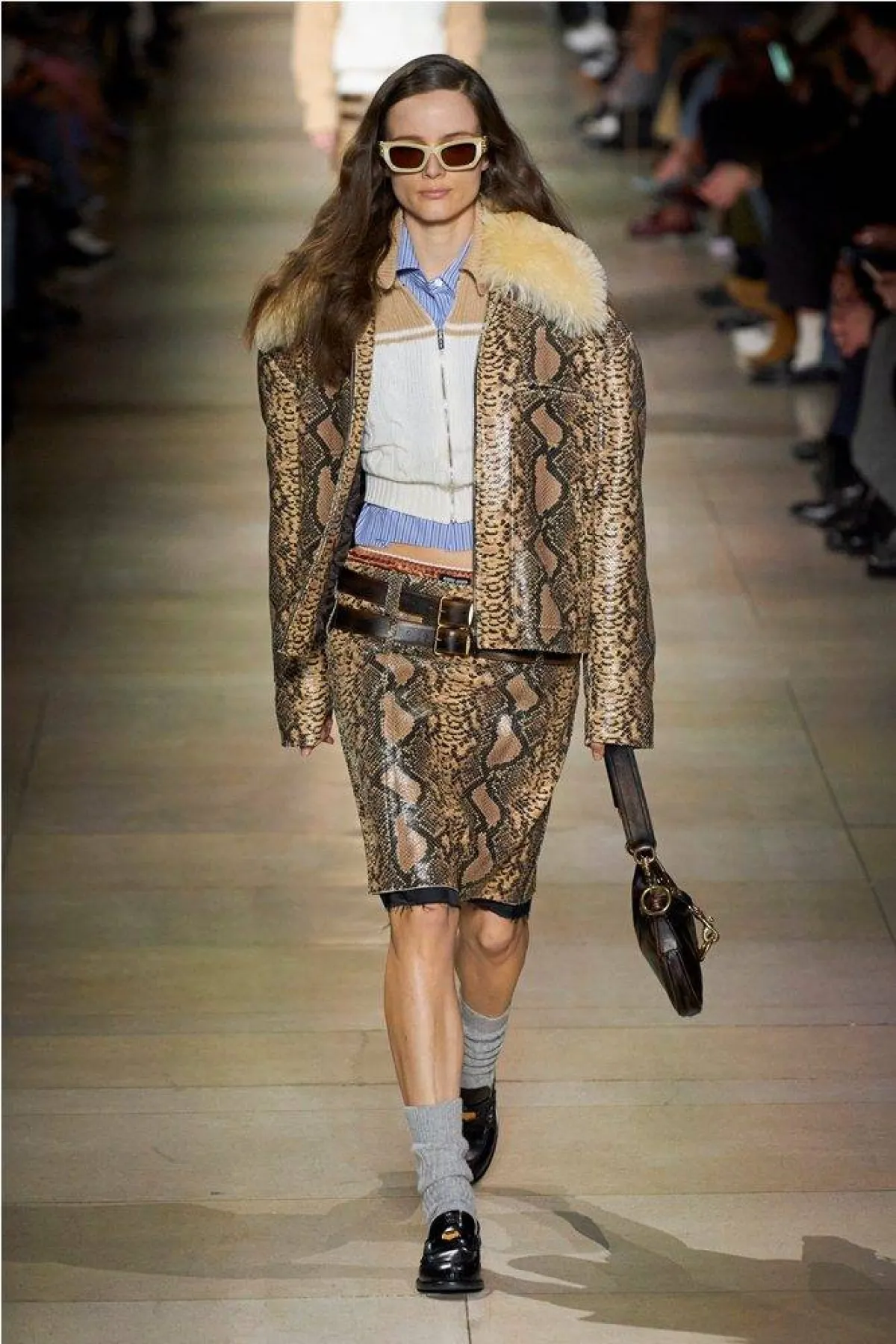 طرق تنسيق التنورة الجلد، من ميو ميو Miu Miu