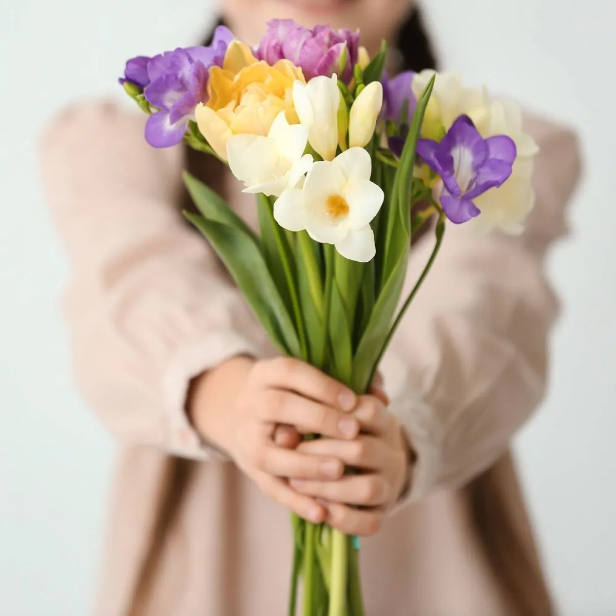 صورة لأم تقدم الورود لطفلتها