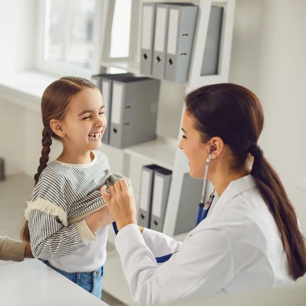 صورة لطفلة وطبيبة