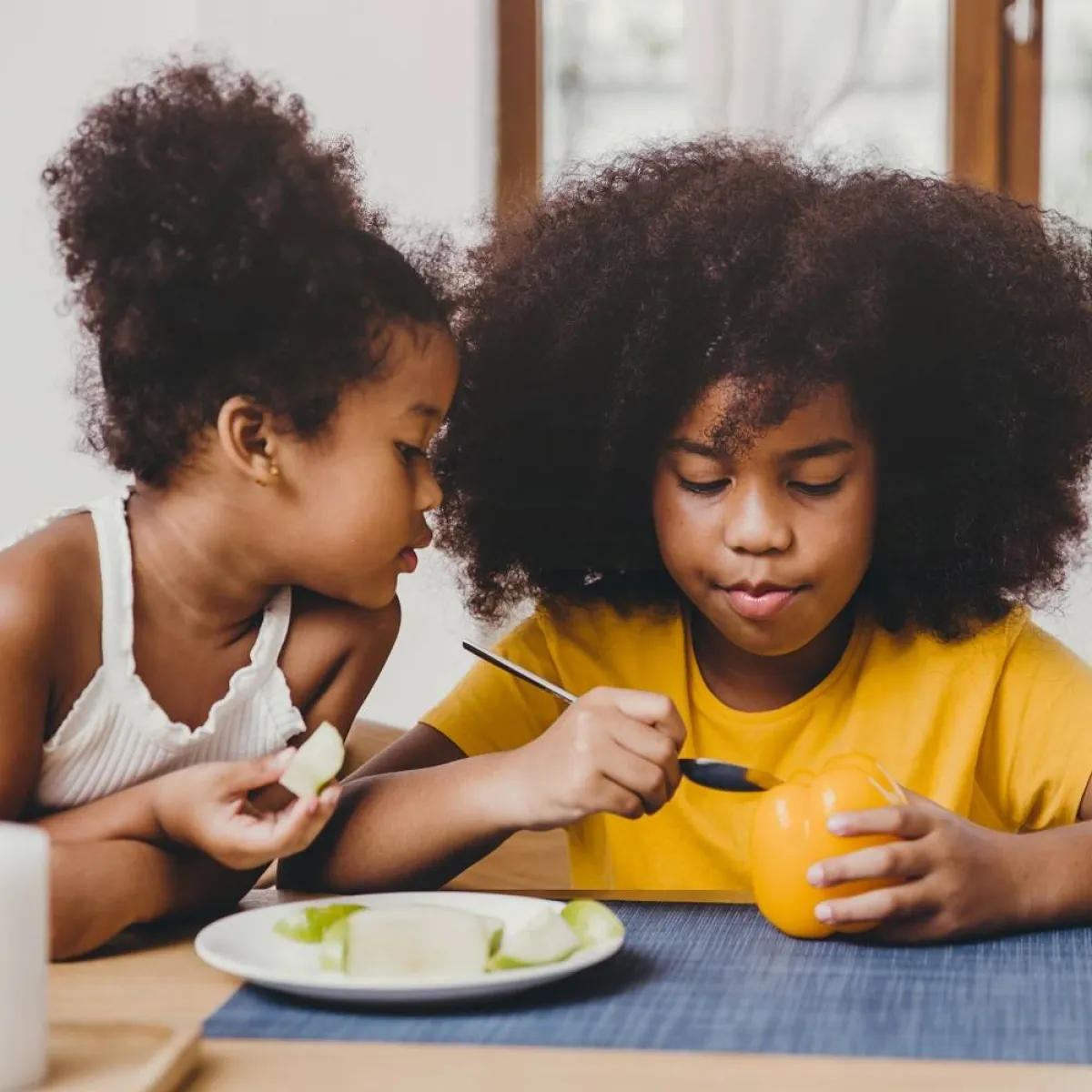 صورة لطفلتين