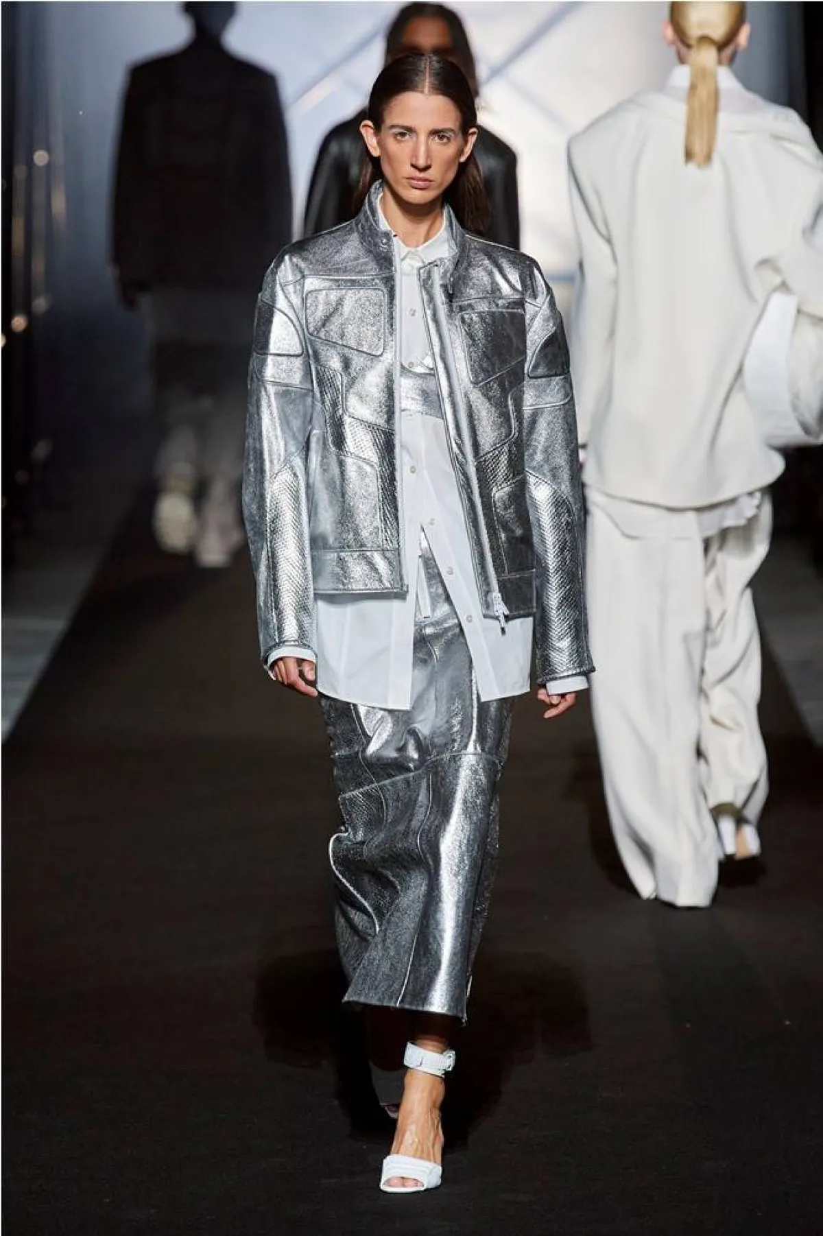 تنسيق البليزر الجلد لخريف 2022 من بوس  Boss