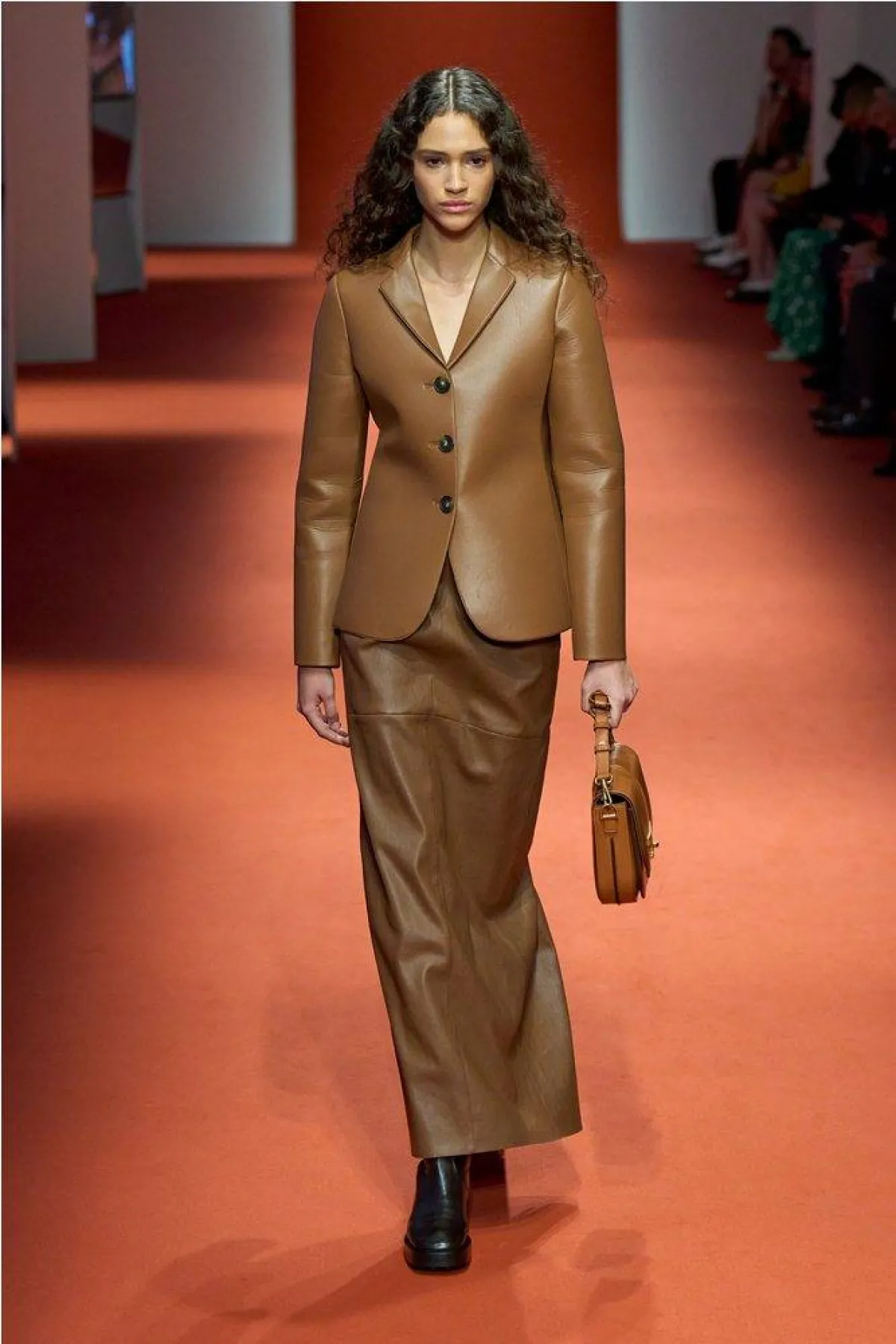 تنسيق البليزر الجلد لخريف 2022 من تودز Tods