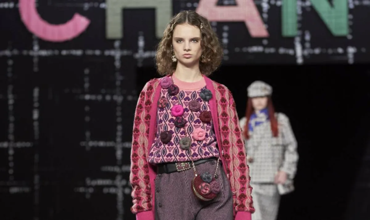 موديلات كنزات مطبّعة من عروض خريف 2022