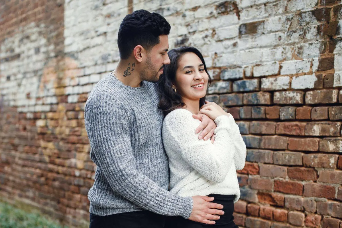 شاب وفتاة مخطوبان