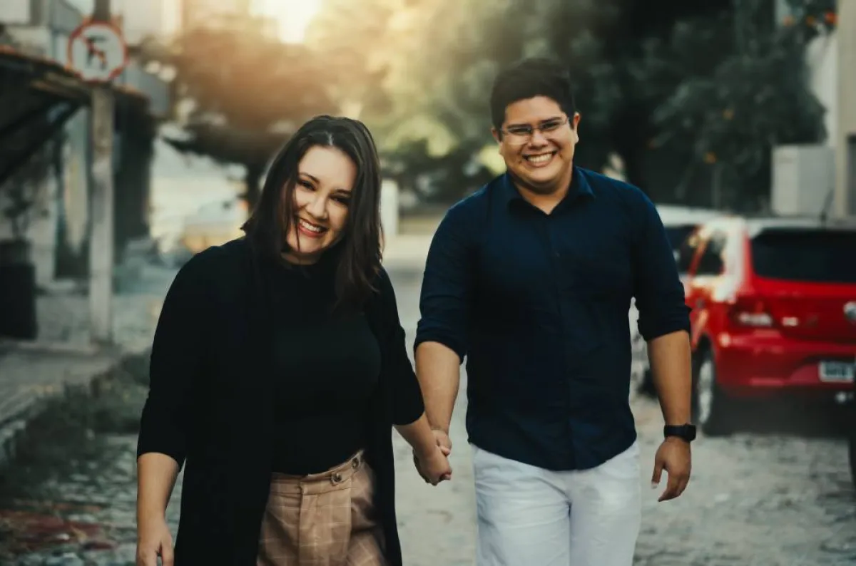 شاب وفتاة مخطوبان