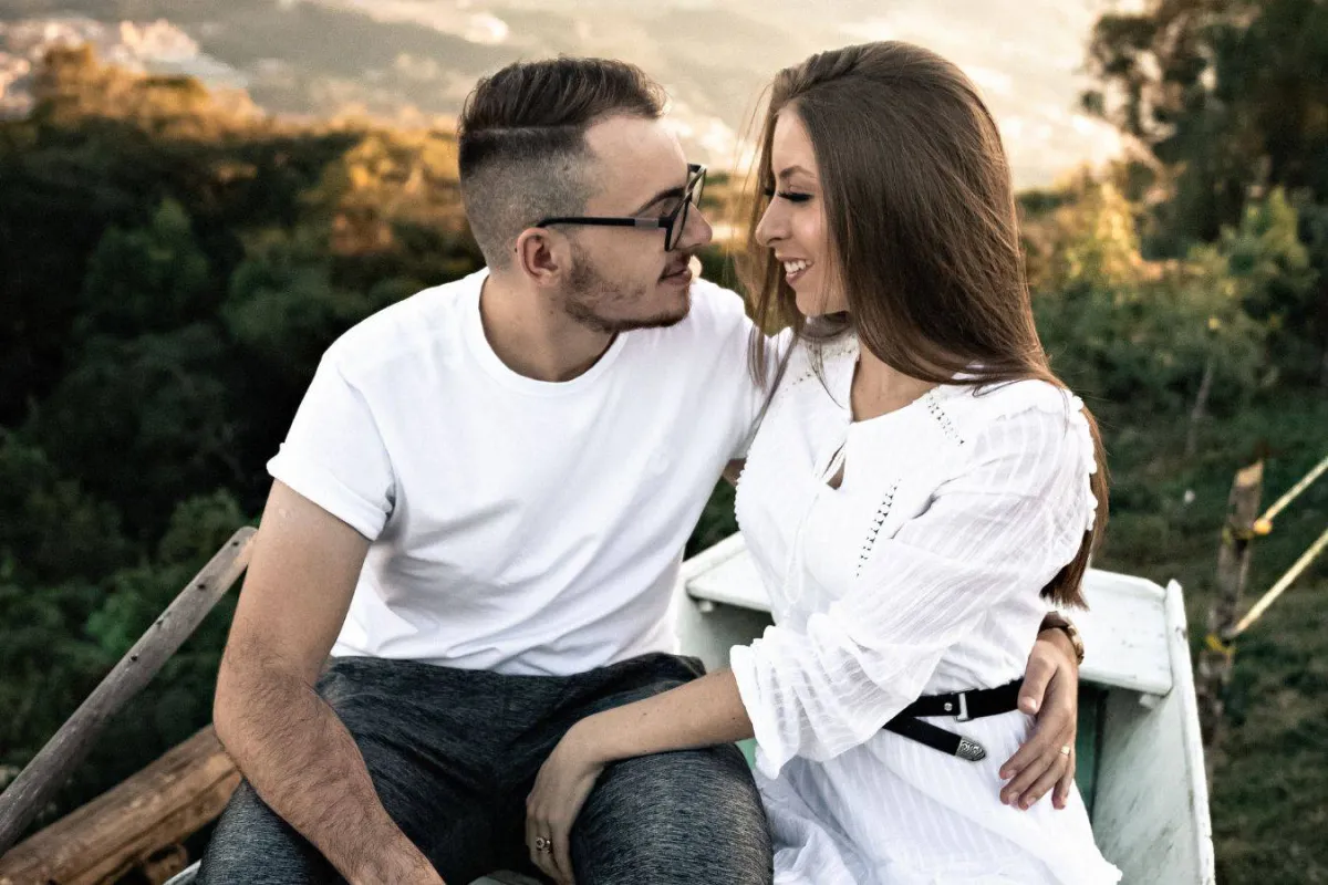 شاب وفتاة مخطوبان