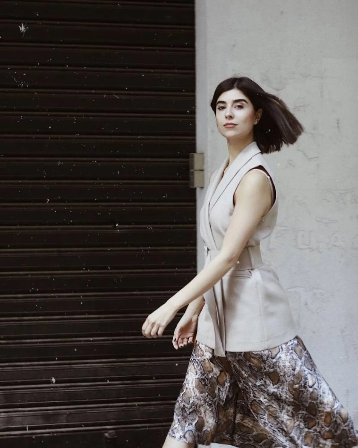 زينة مكي بتنورة واسعة ملونة 