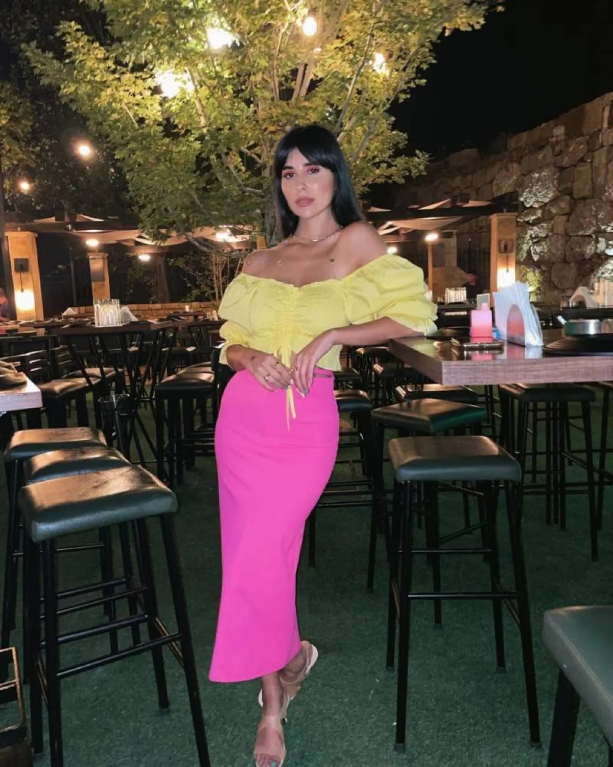 زينة مكي بتنورة طويلة باللون الزهري 