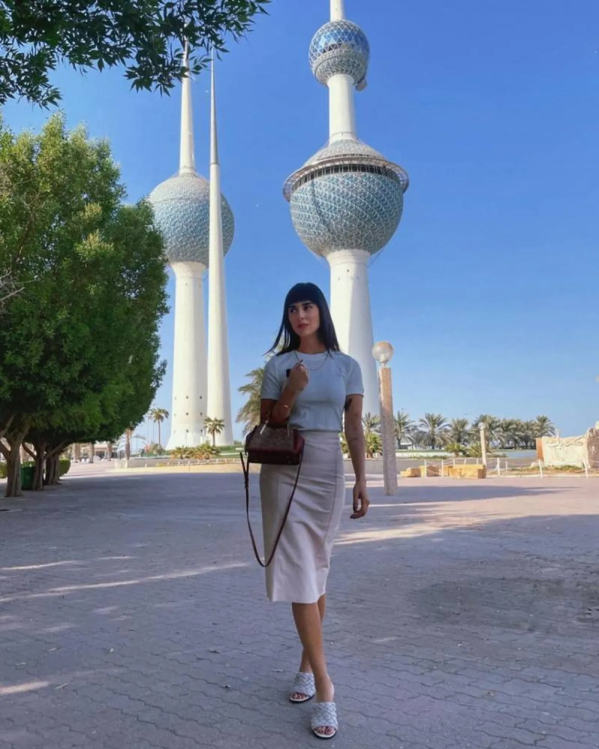 زينة مكي بتنورة طويلة عصرية 