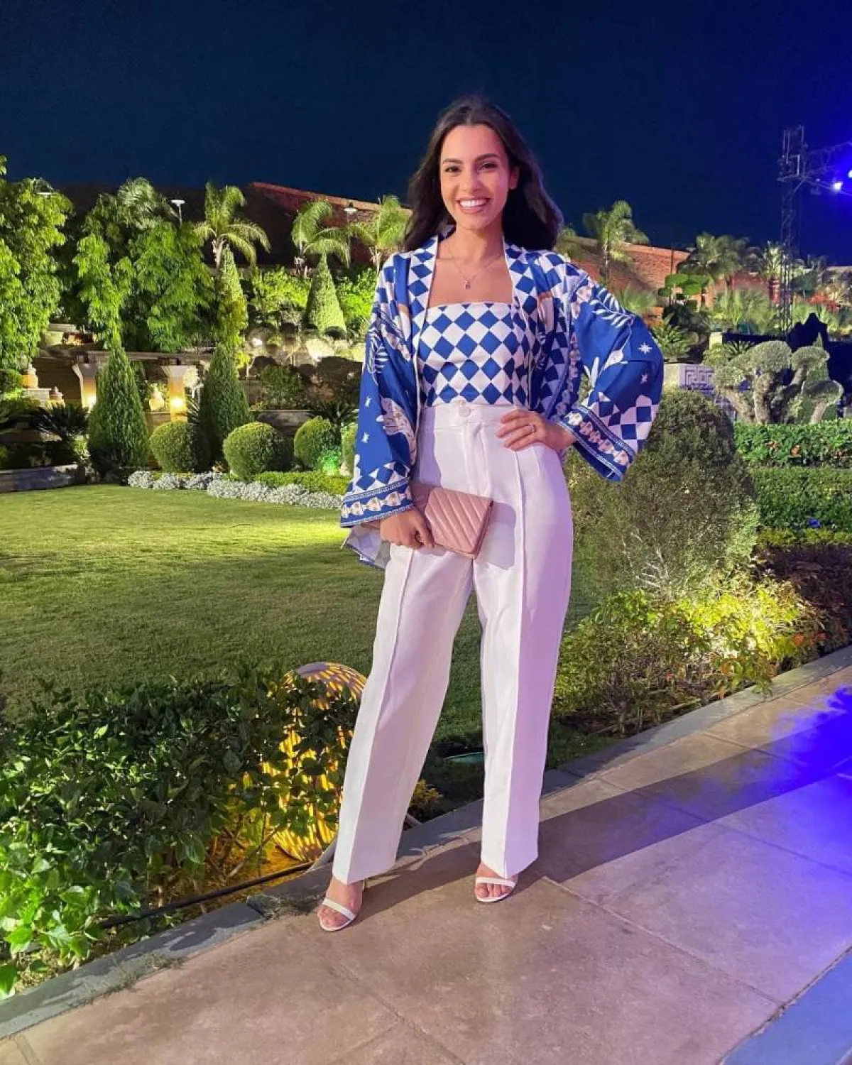 كارمن سليمان بإطلالة خريفية كلاسيكية 