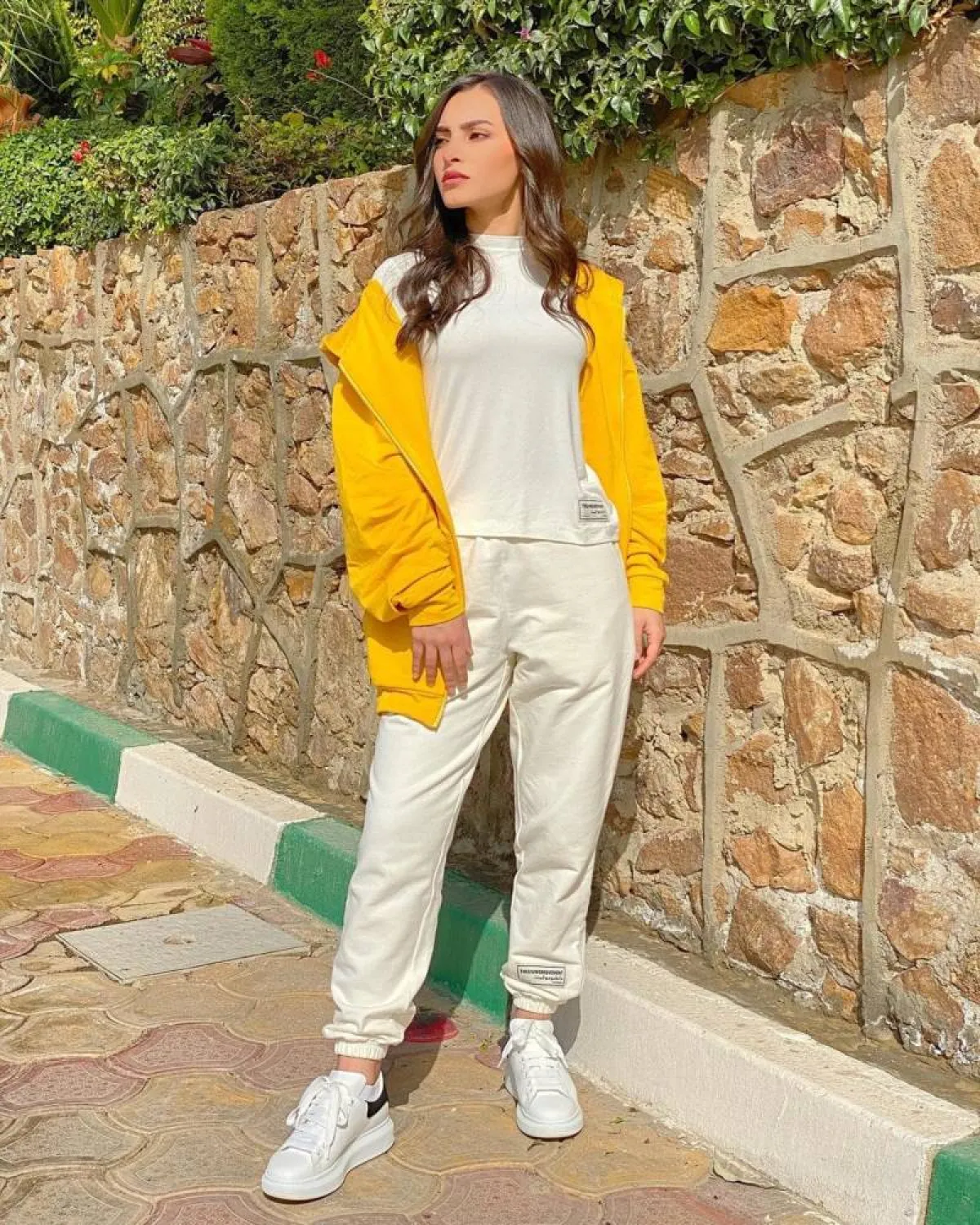 كارمن سليمان بإطلالة خريفية رياضية 