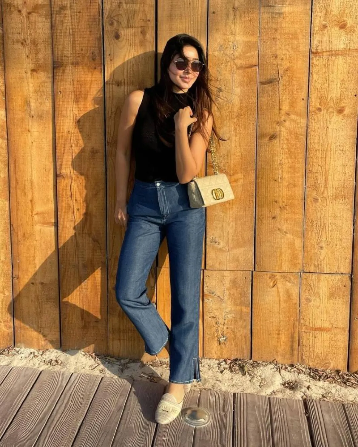 أسيل عمران بسروال جينز كاجوال 