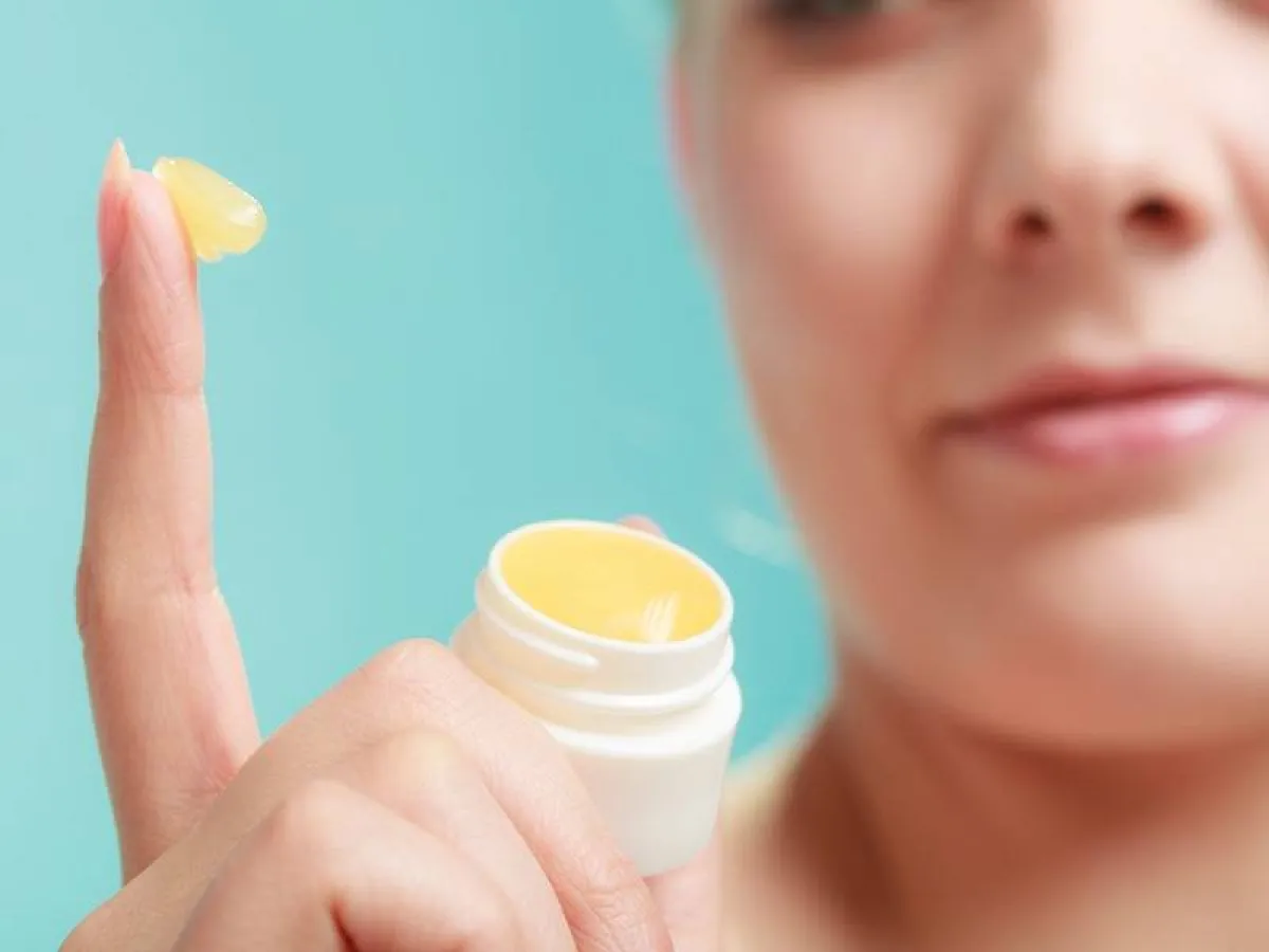 يمكن وضع طبقة رقيقة من الفازلين على البطانة الداخلية للأنف للتخلص من جفافها