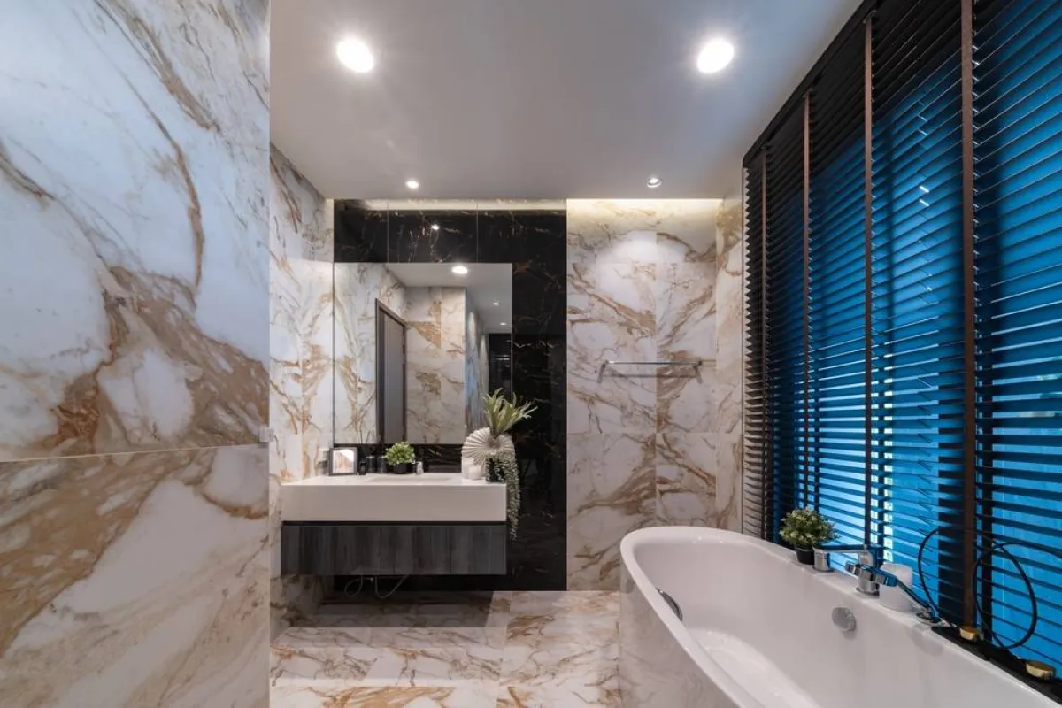 من الرائج استخدام البلاط عينه في تكسية الأرضيّة والجدران