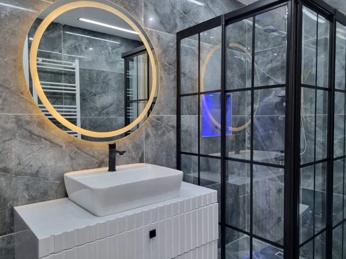 مرآة مضاءة في الحمّام