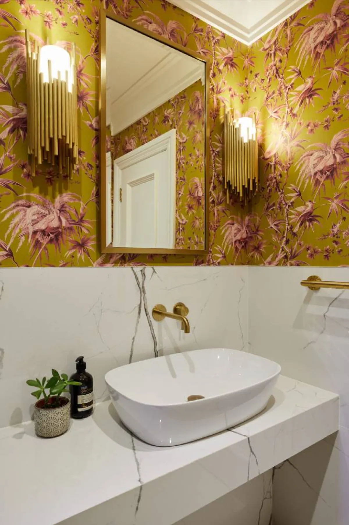 ورق الجدران مناسب لحمّام الضيوف حيث يغيب حوض الاستحمام