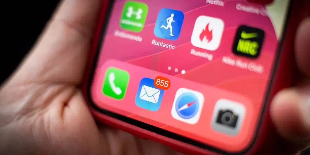 تتيح لك ميزة iPhone الجديدة تعيين "تذكيرات" لرسائل البريد الإلكتروني التي تحتاج إلى معالجتها لاحقًا وإليك كيفية استخدامها