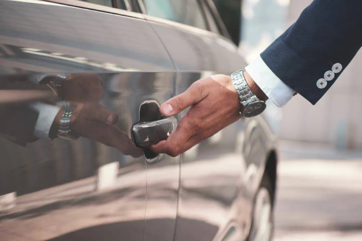 كيف تخرج من السيارة إذا تعطل فتح الباب الإلكتروني؟