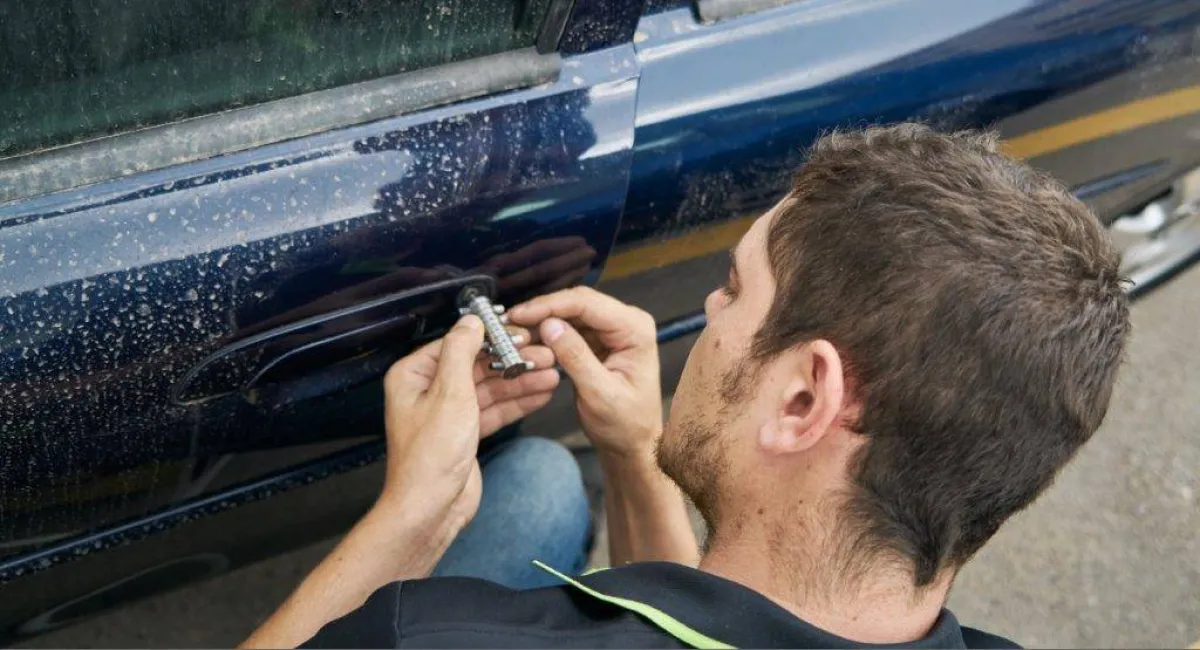 كيف تخرج من السيارة إذا تعطل فتح الباب الإلكتروني؟