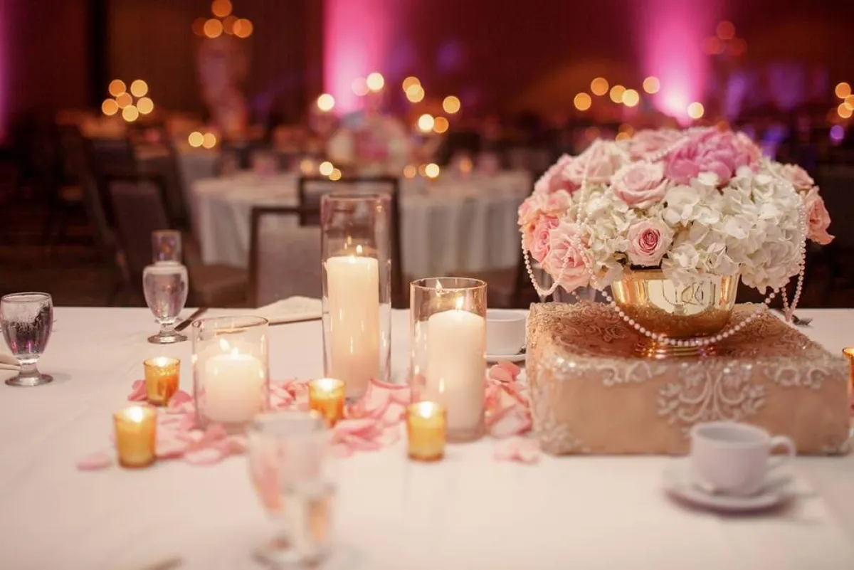 شموع وورد على إحدى طاولات المعازيم