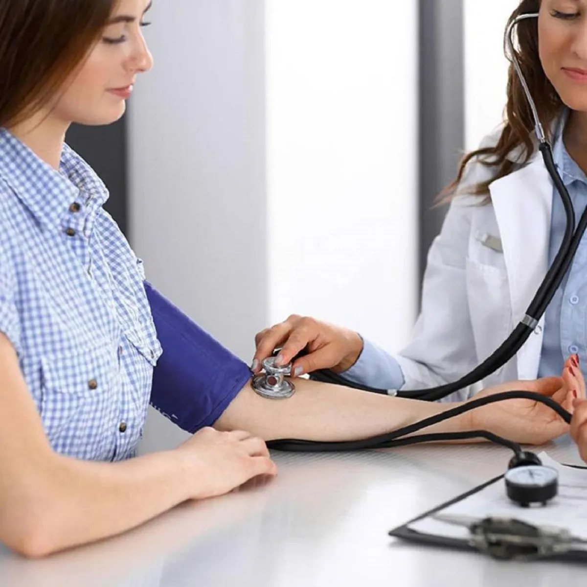 صورة لطبيبة وحامل