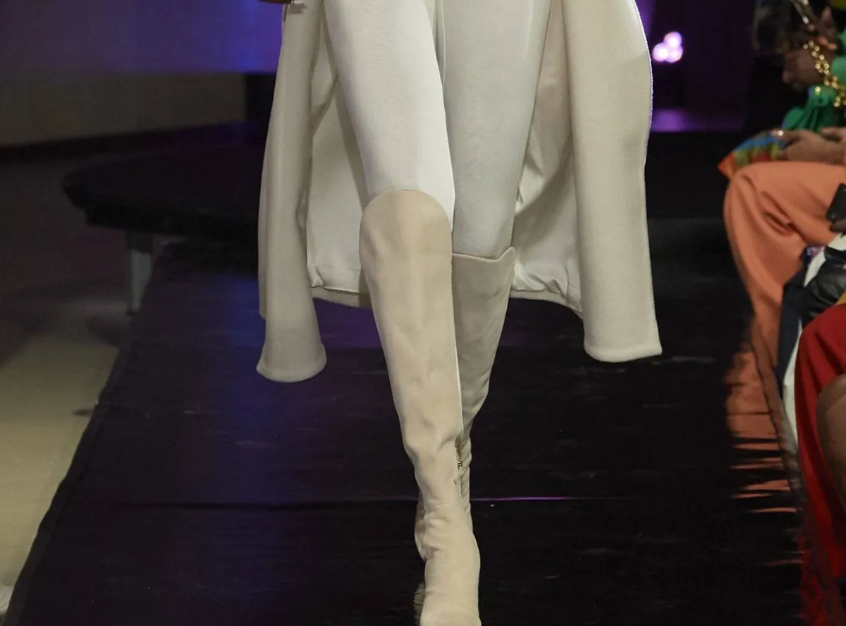 أحذية بوت مخمل من عروض خريف وشتاء 2022-2023