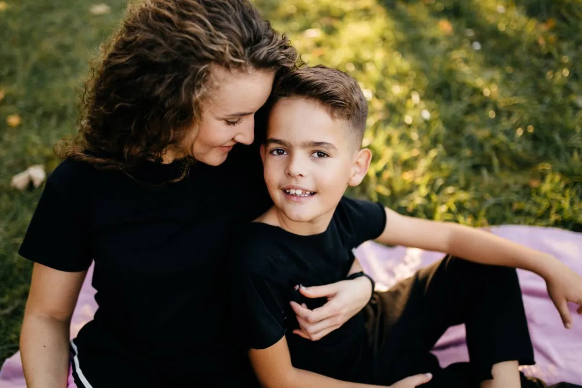 صورة لطفل مع أمه