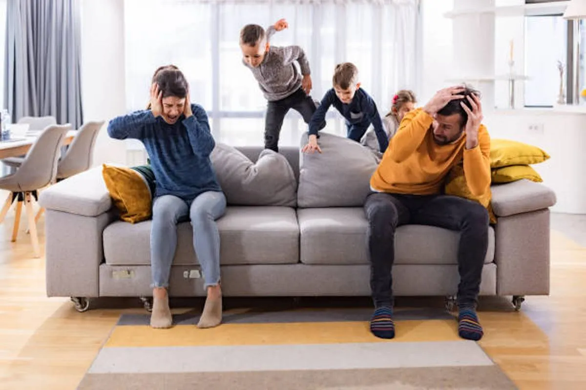 صورة لأم واب يعانيان من ازعاج الأطفال