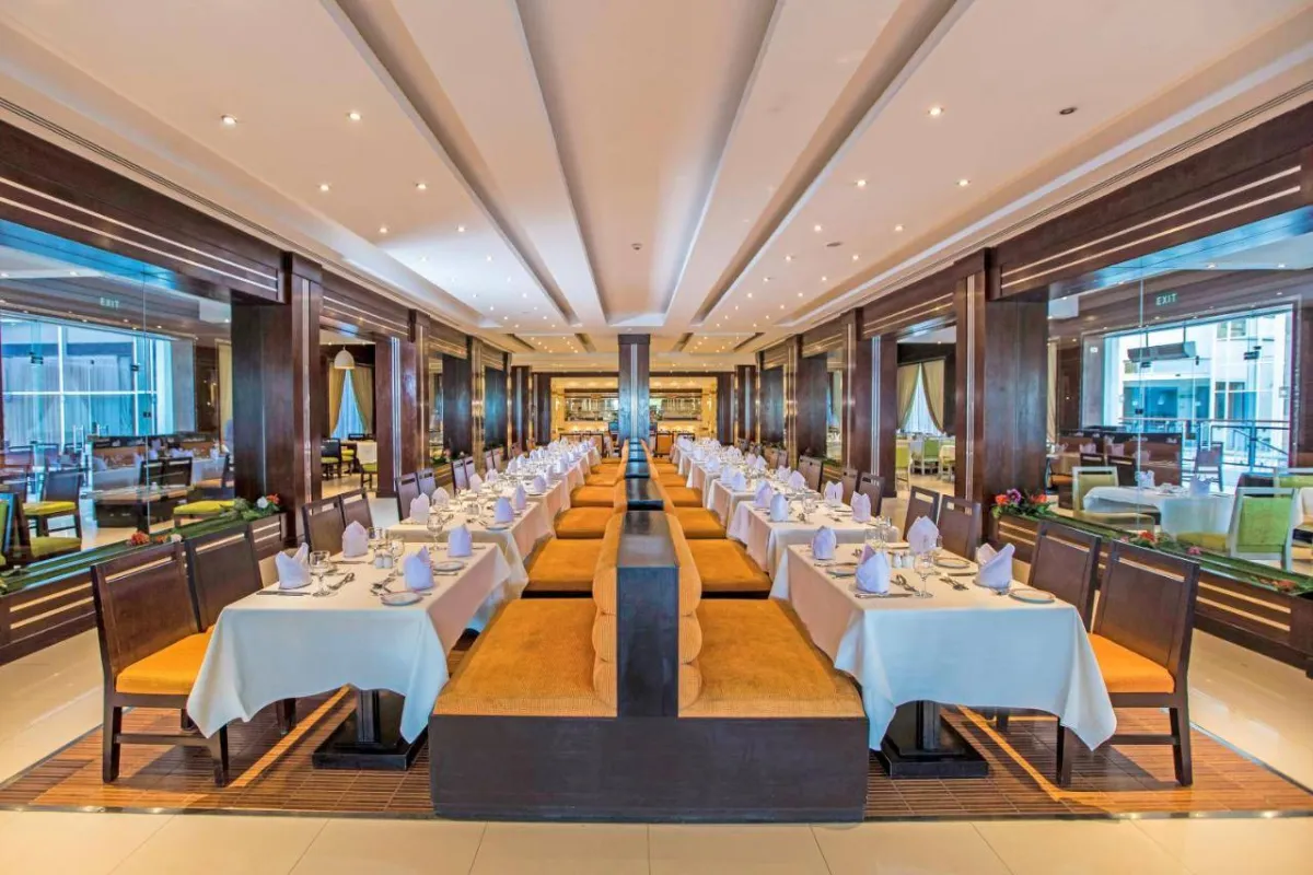 أحد المطاعم في منتجع صن رايز كريستال باي